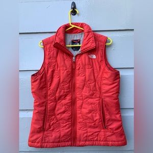 THE NORTH FACE PUFFER VEST BRIGHT CORAL ORANGE QUILTED - WOMEN'S Size Medium